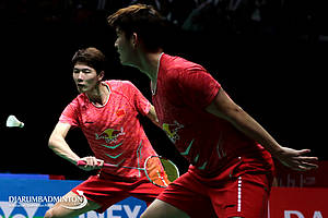 Li Jun Hui/Liu Yu Chen (Tiongkok) bersiap menghadang serangan.