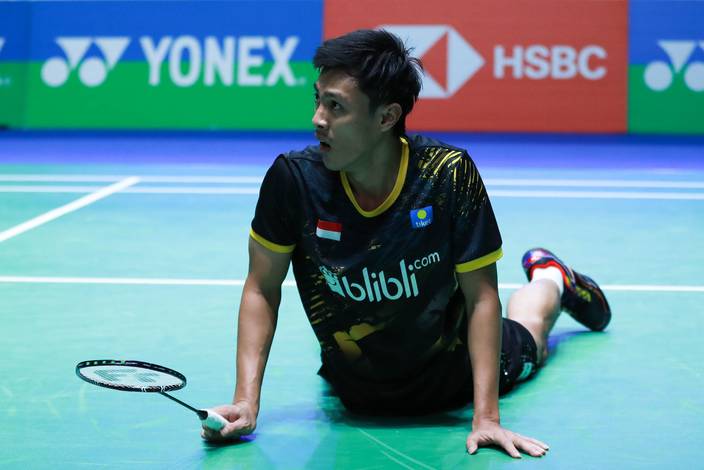 Shesar Hiren Rhustavito (Indonesia) jatuh bangun menghadang serangan lawan. Shesar Hiren Rhustavito (Indonesia) jatuh bangun menghadang serangan lawan.