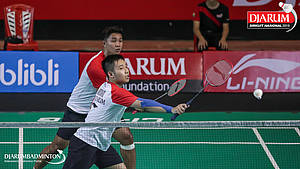 Calvin Kristanto/Hendra Gustiawan (PB Djarum Kudus) mengembalikan shuttlecock.