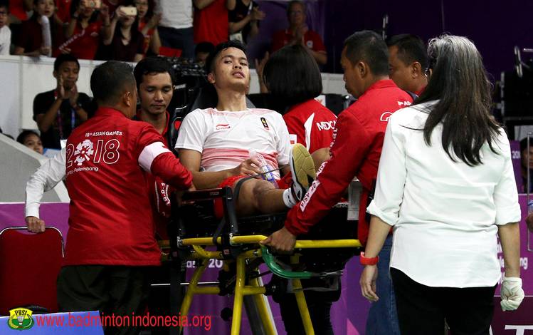 Anthony Sinisuka Ginting ditandu ke ruang perawatan.