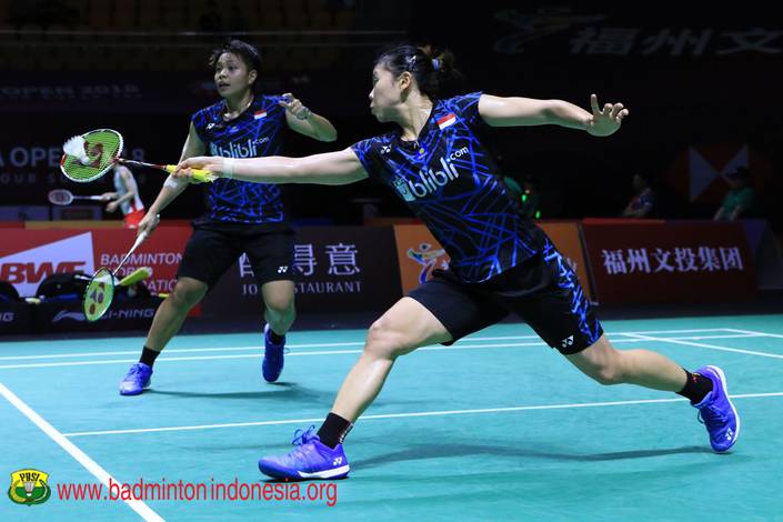 Greysia Polii/Apriyani Rahayu mengembalikan shuttlecock. Greysia Polii/Apriyani Rahayu mengembalikan shuttlecock.