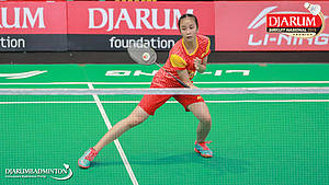 Kyla Legiana Agatha (SGS PLN) menghadang serangan.