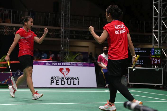Selebrasi ganda putri DKI Jakarta Ruseli Hartawan/Nahlia Aufa di laga semifinal beregu PON Papua 2021 (PON PAPUA 2021/Hadi Abdulloh) Selebrasi ganda putri DKI Jakarta Ruseli Hartawan/Nahlia Aufa di laga semifinal beregu PON Papua 2021 (PON PAPUA 2021/Hadi Abdulloh)