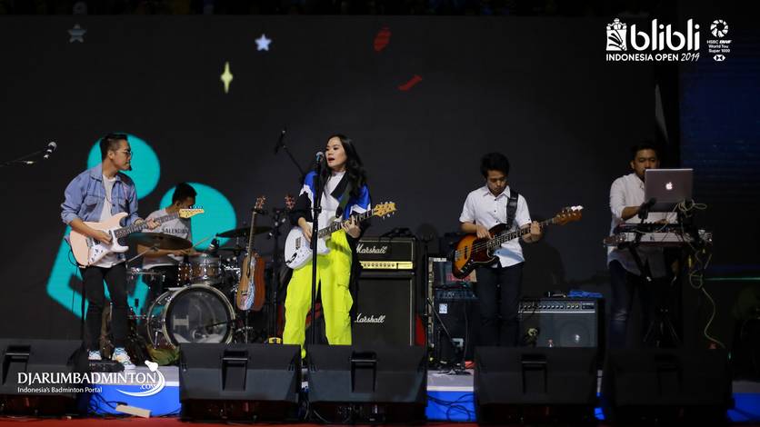 Penampilan Sheryl Sheinafia sebelum pertandingan dimulai. Penampilan Sheryl Sheinafia sebelum pertandingan dimulai.