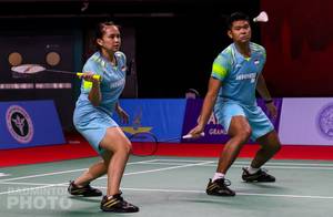 Ganda campuran Indonesia, Praveen Jordan/Melati Daeva Oktavianti bersiap menghadang pengembalian. (Copyright: Badmintonphoto | Courtesy of BWF)