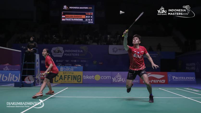 Adnan Maulana/Mychelle Crhystine Bandaso (Indonesia) bersiap menyambut pengembalian. Adnan Maulana/Mychelle Crhystine Bandaso (Indonesia) bersiap menyambut pengembalian.