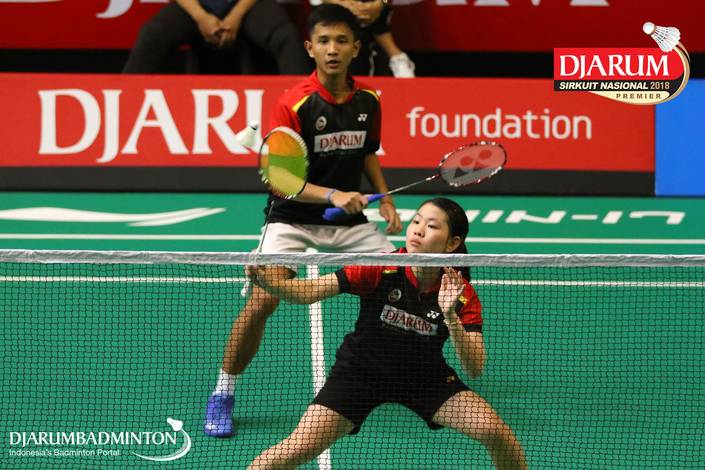 M. Lucky Andres Apriyanda/Helena Ayu Puspitasari (PB Djarum Kudus) menghadang pengembalian. M. Lucky Andres Apriyanda/Helena Ayu Puspitasari (PB Djarum Kudus) menghadang pengembalian.
