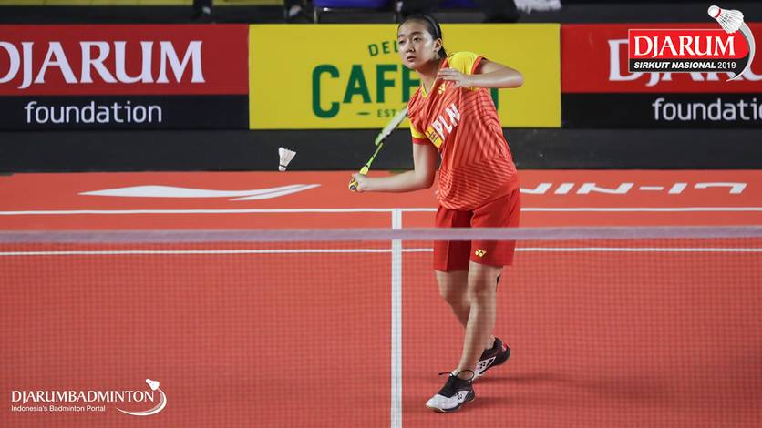 Pinicha Anjani (PB SGS PLN) bersiap melakukan serve. Pinicha Anjani (PB SGS PLN) bersiap melakukan serve.