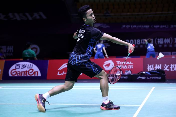 Anthony Sinisuka Ginting mengembalikan shuttlecock. Anthony Sinisuka Ginting mengembalikan shuttlecock.