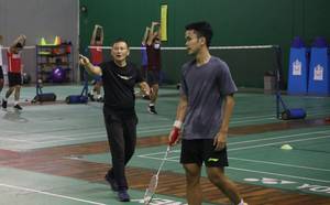 Kepala pelatih tunggal putra Indoensia, Hendry Saputra (kiri) saat memberikan arahan kepada Anthony Sinisuka Ginting. (Foto: PP PBSI)