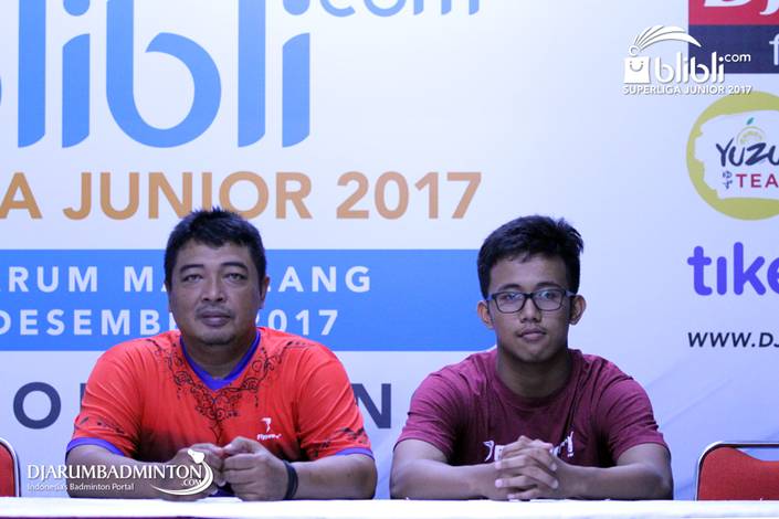 Eko Kusbiantoro (Kiri) Bersama Salah Satu Anak Didiknya di FIFA Badminton Club Eko Kusbiantoro (Kiri) Bersama Salah Satu Anak Didiknya di FIFA Badminton Club