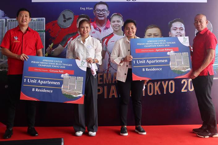 Greysia Polii dan Apriyani Rahayu masing-masing memperoleh apartemen senilai Rp 680 juta dari B Residence Serpong (Foto: Dok. B Residence) Greysia Polii dan Apriyani Rahayu masing-masing memperoleh apartemen senilai Rp 680 juta dari B Residence Serpong (Foto: Dok. B Residence)