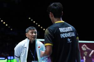 Hendry Saputra (kiri) saat memberikan arahan kepada Shesar Hiren Rhustavito.