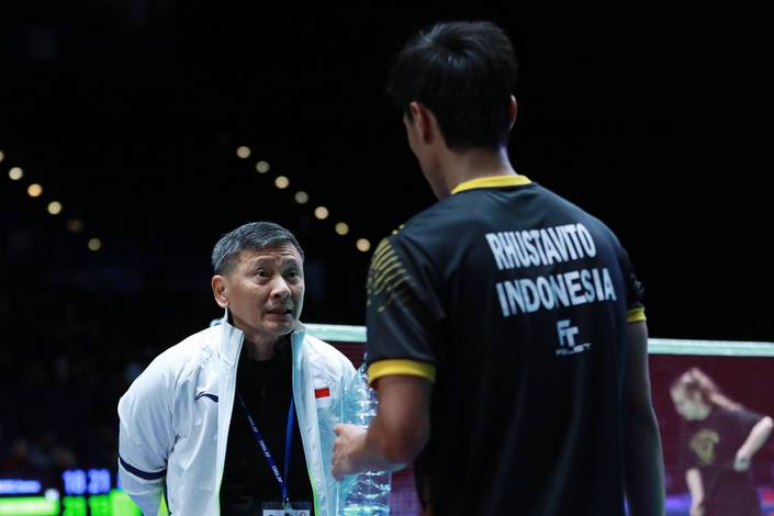 Hendry Saputra (kiri) saat memberikan arahan kepada Shesar Hiren Rhustavito. Hendry Saputra (kiri) saat memberikan arahan kepada Shesar Hiren Rhustavito.