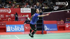 Jonatan Christie (Indonesia) mengembalikan shuttlecock.