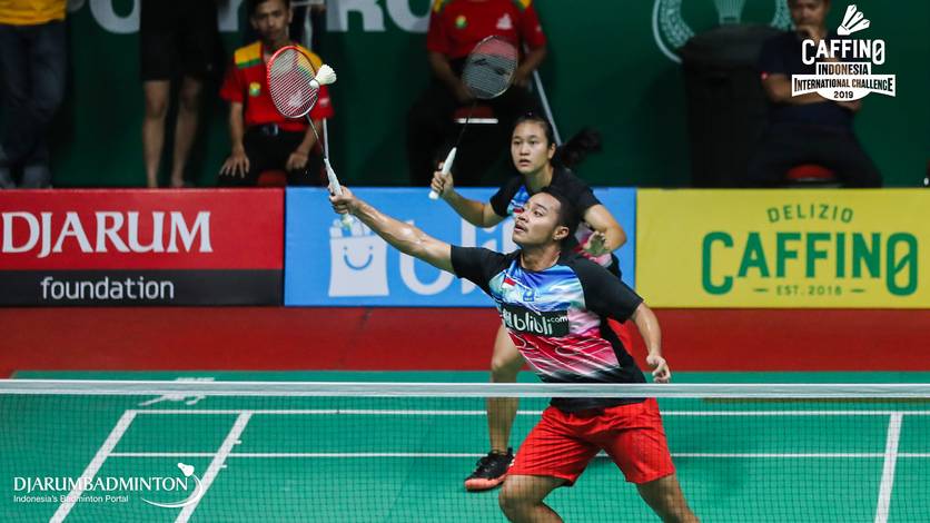 Rehan Naufal Kusharjanto/Lisa Ayu Kusumawati (Indonesia) mengembalikan shuttlecock. Rehan Naufal Kusharjanto/Lisa Ayu Kusumawati (Indonesia) mengembalikan shuttlecock.