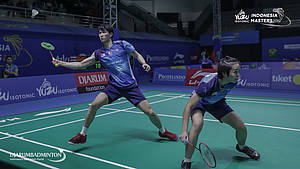 Chen Tang Jie/Peck Yen Wei (Malaysia) bersiap menyambut pengembalian.