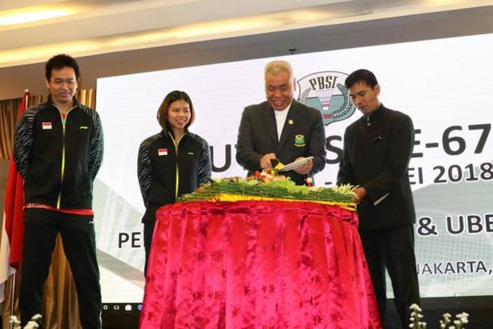 Alex Tirta Selaku Perwakilan PBSI Memberikan Potongan Tumpeng kepada atlet yang diwakilkan oleh Hendra Setiawan dan Greysia Polii Alex Tirta Selaku Perwakilan PBSI Memberikan Potongan Tumpeng kepada atlet yang diwakilkan oleh Hendra Setiawan dan Greysia Polii