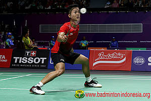 Anthony Sinisuka Ginting menghadang serangan.