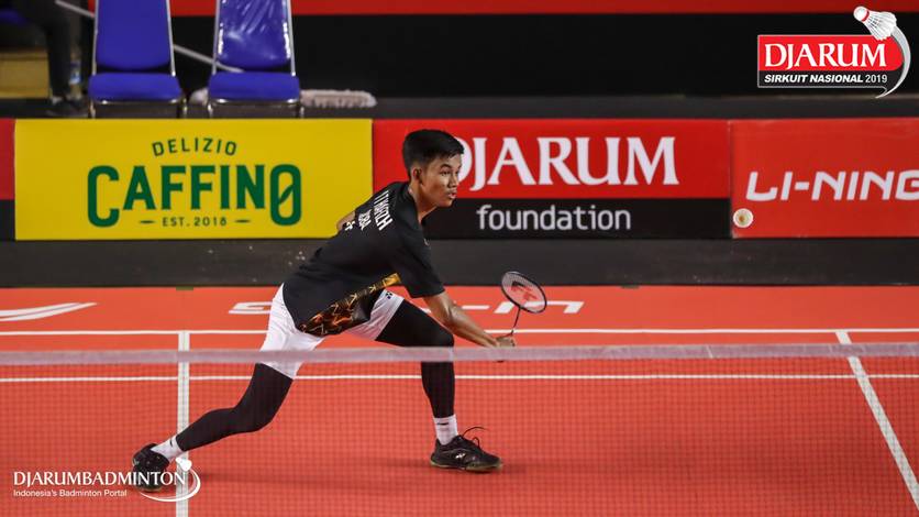 Dinar Taufiqul Hafizh (PB AIC Badminton Academy) bersiap menghadang serangan.