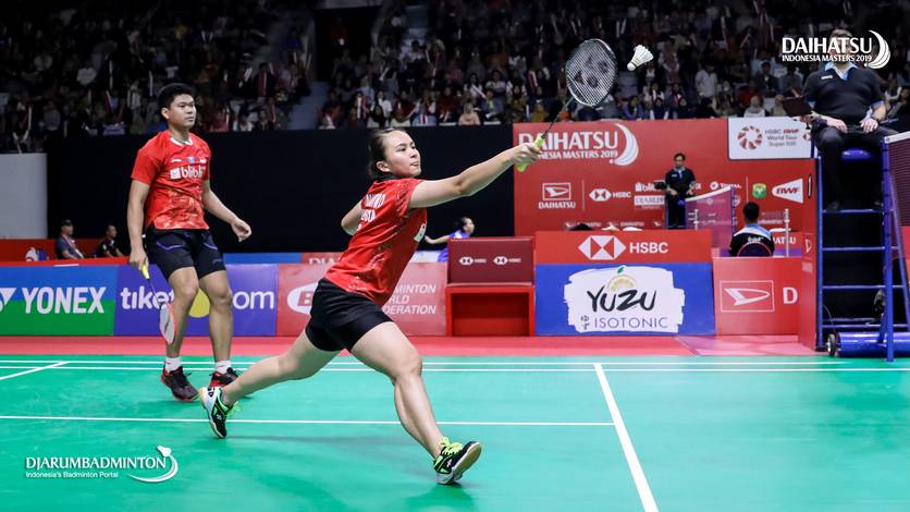 Praveen Jordan/Melati Daeva Oktavianti (Indonesia) mengembalikan shuttlecock. Praveen Jordan/Melati Daeva Oktavianti (Indonesia) mengembalikan shuttlecock.