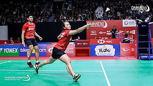 Praveen Jordan/Melati Daeva Oktavianti (Indonesia) mengembalikan shuttlecock.