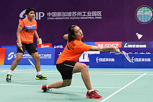 Nita Violina Marwah/Putri Syaikah (Indonesia) mengembalikan shuttlecock.
