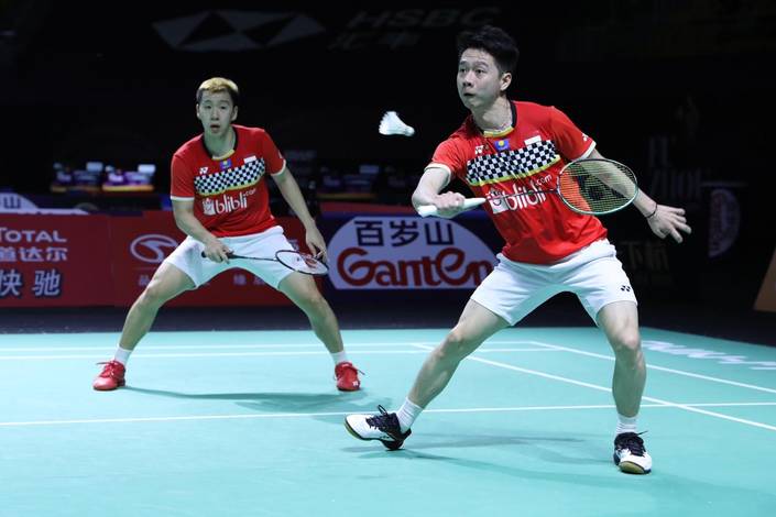 Kevin Sanjaya Sukamuljo/Marcus Fernaldi Gideon (Indonesia) bersiap menghadang serangan.