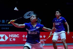Greysia Polii/Apriyani Rahayu (Indonesia) menyambut pengembalian.