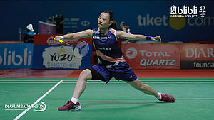 Tai Tzu Ying (Taiwan) menyambut pengembalian.