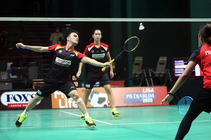 Rian Canna Varo/Kelly Larissa mengembalikan shuttlecock. Rian Canna Varo/Kelly Larissa mengembalikan shuttlecock.