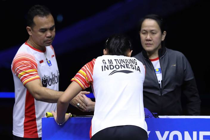 Gregoria Mariska Tunjung (tengah) saat mendapatkan arahan dari Rionny Mainaky dan Minarti Timur. Gregoria Mariska Tunjung (tengah) saat mendapatkan arahan dari Rionny Mainaky dan Minarti Timur.