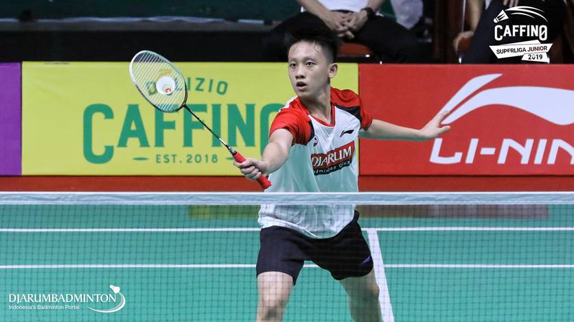 Halim Hokiarto (PB Djarum Kudus) menyambut pengembalian. Halim Hokiarto (PB Djarum Kudus) menyambut pengembalian.
