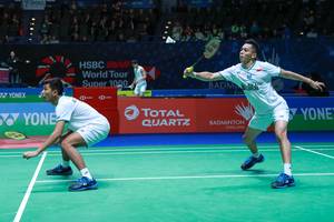 Fajar Alfian/Muhammad Rian Ardianto (Indonesia) menyambut pengembalian.