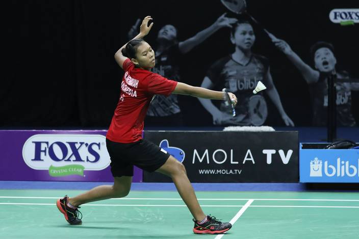 Saifi Rizka Nur Hidayah mengembalikan shuttlecock. Saifi Rizka Nur Hidayah mengembalikan shuttlecock.