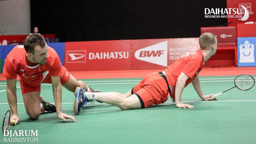 Kim Astrup/Anders Skaarup Rasmussen (Denmark) jatuh bangun menghadang serangan. Kim Astrup/Anders Skaarup Rasmussen (Denmark) jatuh bangun menghadang serangan.
