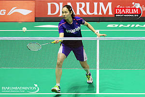 Araki Akane (Jepang) mengembalikan shuttlecock.