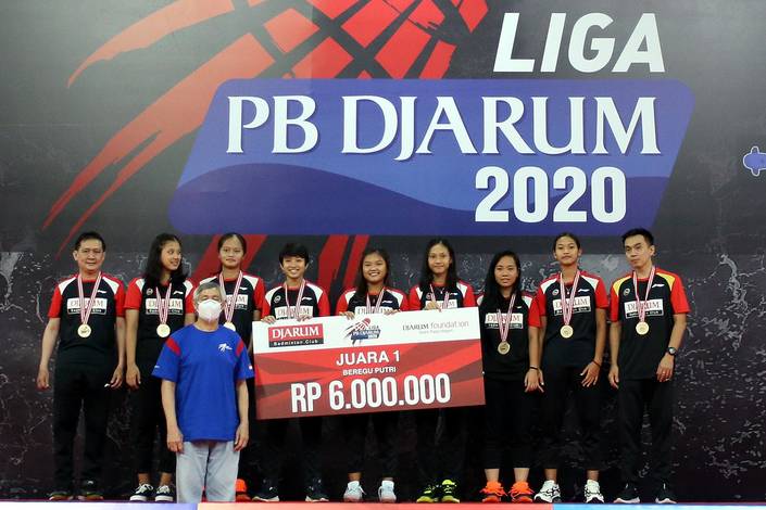 Juara 1 kategori beregu putri Liga PB Djarum 2020 dan para pelatih berfoto bersama usai penyerahan medali dan hadiah, Rabu (9/12) malam, di GOR Djarum, Jati, Kudus, Jawa Tengah. Juara 1 kategori beregu putri Liga PB Djarum 2020 dan para pelatih berfoto bersama usai penyerahan medali dan hadiah, Rabu (9/12) malam, di GOR Djarum, Jati, Kudus, Jawa Tengah.