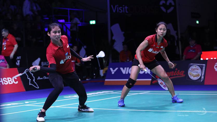 Rizki Amelia Pradipta/Ni Ketut Mahadewi Istarani (Indonesia) bersiap menghadang serangan.