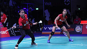 Rizki Amelia Pradipta/Ni Ketut Mahadewi Istarani (Indonesia) bersiap menghadang serangan.