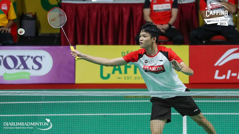 Bobby Setiabudi (PB Djarum Kudus) berusaha menggapai pengembalian. Bobby Setiabudi (PB Djarum Kudus) berusaha menggapai pengembalian.