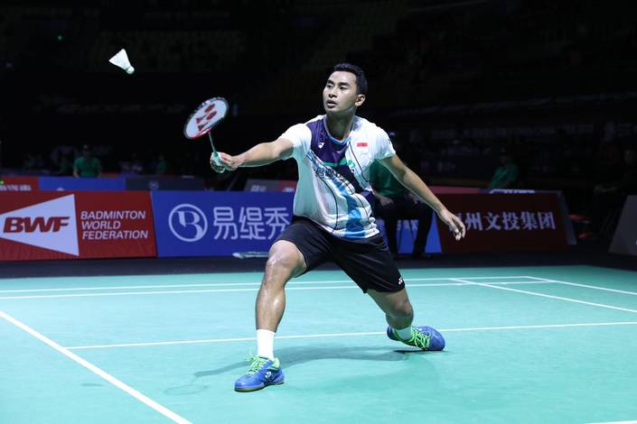 Tommy Sugiarto (Indonesia) menyambut pengembalian.