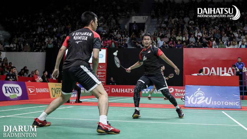 Ganda putra Indonesia, Hendra Setiawan/Mohammad Ahsan menghadang serangan.