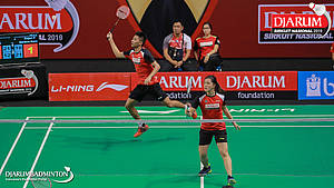 Dejan Ferdinansyah/Serena Kani (PB Djarum Kudus) bersiap menyambut pengembalian.