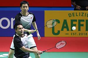 Hendra Setiawan/Mohammad Ahsan (Indonesia) mengembalikan shuttlecock.