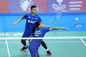 Dwiki Rafian Restu/Indah Cahya Sari Jamil (Indonesia) mengembalikan shuttlecock.