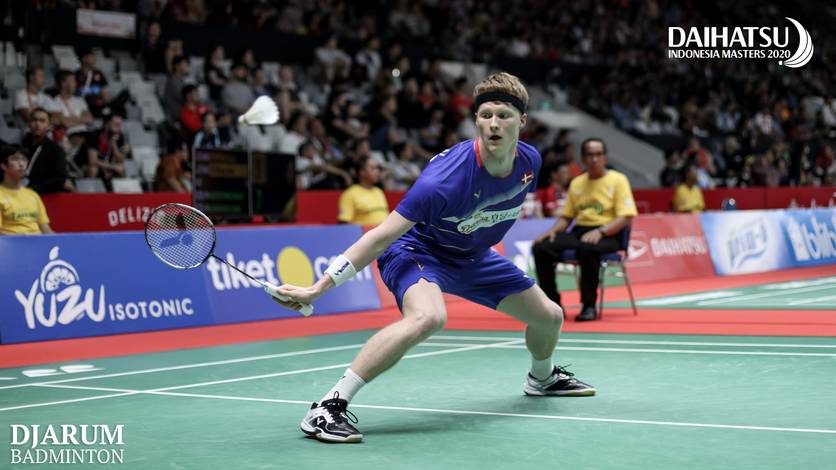 Anders Antonsen (Denmark) bersiap menghadang serangan.