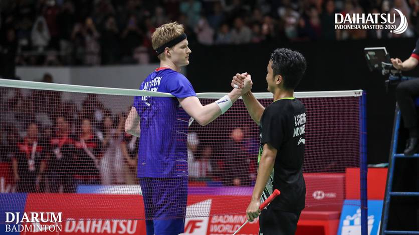 Anders Antonsen (Denmark) bersalaman dengan Anthony Sinisuka Ginting usai bertanding.