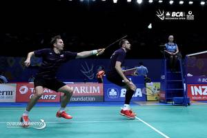 Vladimir Ivanov/Ivan Sozonov (Rusia) mengembalikan shuttlecock.