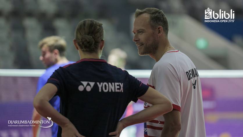 Kepala pelatih Denmark, Kenneth Jonassen (kanan) saat memberikan arahan. Kepala pelatih Denmark, Kenneth Jonassen (kanan) saat memberikan arahan.